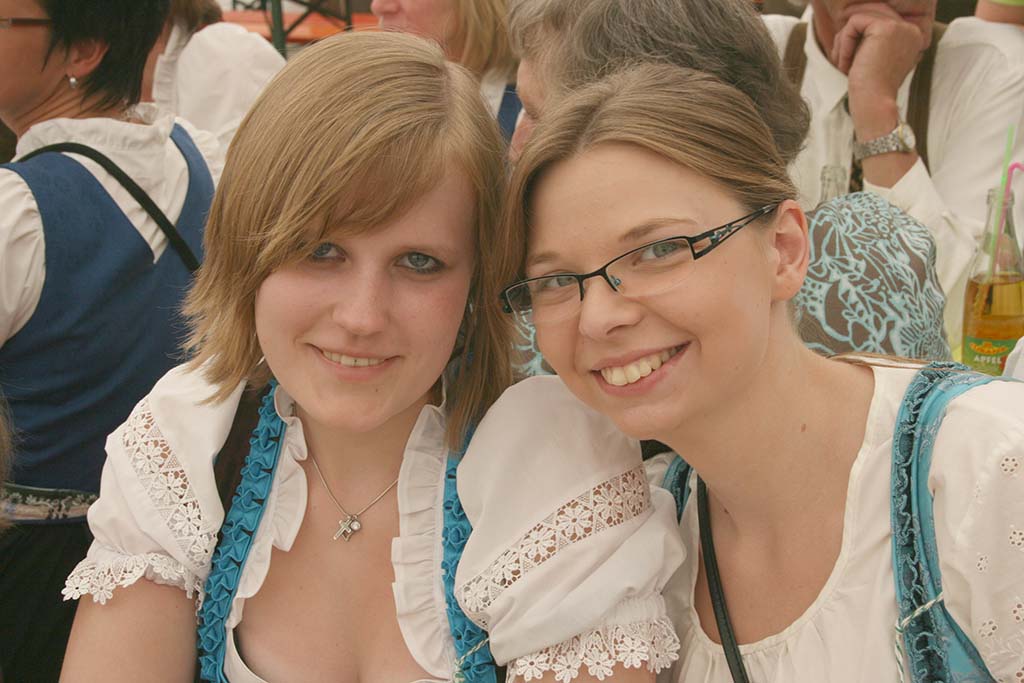 Schützenfest in Ehingen 2012 (v.l. Johanna Schneider, Monika Klügl)